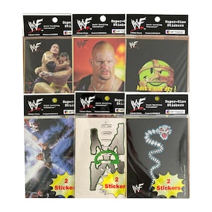 Complete set van 12 WWF Super-Size Stickers, gloednieuw in verpakking. 6 pakketten bevatten elk 2 gigantische stickers. Uitgebracht door Artbox in 1999.