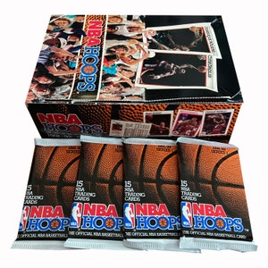 Lot de 4 cartes de basketball vintage des Hoops NBA 1991-1992 série 1. 15 cartes par paquet. La carte officielle de basket-ball de la NBA.