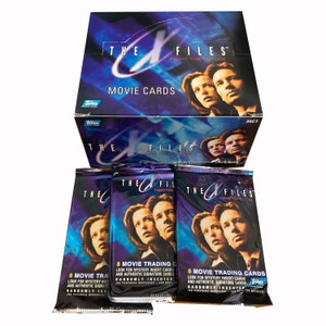 "3 Packungen mit den alten Filmkarten "" Akte X - Fight The Future"" ." 8 Karten pro Packung. Zufällig eingefügte Verfolgungsjagden-Karten. Topps 1998.