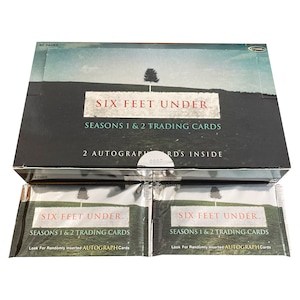 2 pakjes Six Feet Under Seasons 1 en 2 vintage ruilkaarten. 5 kaarten per pak. Zoek naar willekeurig ingevoegde handtekeningen! Rittenhuis 2004.