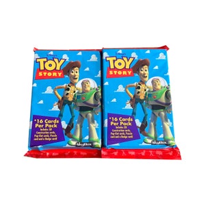 2 Jumbo Packs von Disneys Toy Story Vintage Sammelkarten. 16 Karten pro Packung, darunter 3D-Konstruktions-, Pop-Out-, Puzzle- und Ausweiskarten. 1995.