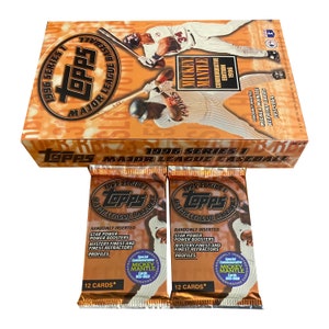 2 confezioni di carte da baseball Topps Series 1 del 1996. 12 carte per confezione. Carte ristampate di Mickey Mantle inserite casualmente. Collezionali tutte! MLB