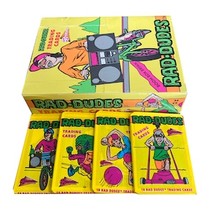 4 Packungen von Rad Dudes vintage Sammelkarten. Versiegelte Wachspackungen. Pazifik 1990. Jede Packung enthält 10 Karten. Sammle sie alle!