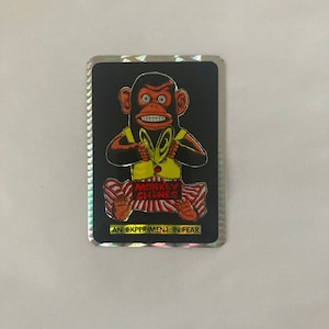 Vintage prisma-horrorsticker voor verkoopautomaten. Aap schijnt. Zelfde formaat als een standaard ruilkaart. Zeer zeldzaam verzamelobject voor horrorfilms.