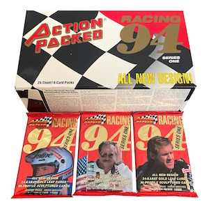 3 Packungen voller Action Packed Racing '94 Series 1 Vintage-Sammelkarten. 6 Karten pro Packung. Zufällig eingefügte 24k- und Skulpturenkarten.
