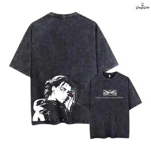Op de afbeelding: Donkergrijze, oversized t-shirt met een distressed wassing. Voorzien van een witte afbeelding van een personage op de voorkant en een kleiner shirt met een afbeelding en tekst. De tekst op het kleinere shirt luidt "NIETS KAN DE MENSELIJKE NIEUWSGIERIGHEID ONDERDRUKKEN."