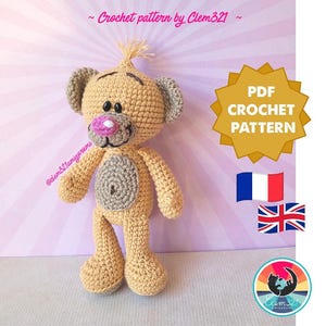 Könnte beinhalten: Ein gehäkelter Teddybär in Beige mit grauen Akzenten. Der Bär hat eine rosa Nase und schwarze Augen. Das Bild enthält den Text "Crochet pattern by Clem321" und "PDF CROCHET PATTERN".