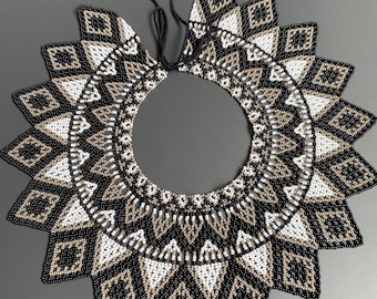 Collar de cuentas hecho a mano - Regalo Sylyanka en blanco y negro