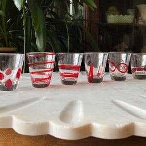 Vintage set van 6 handgeblazen rode borrelglaasjes + helder gesmolten 2oz borrelglaasjes