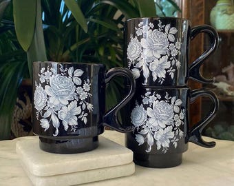 1970er Jahre Set mit 3 schwarz + weißen Blumentransferware-Keramikbechern im Set - Vintage 1979 Zweifarbiges Trio