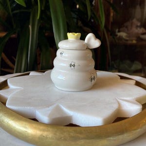 Mini honingpotje bijenkorf + hartvormige lepel - keramische pot met deksel