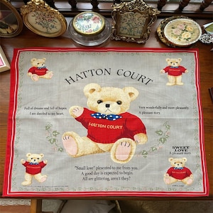 Entzückender Teddybär-Seidenschal - Perfektes Accessoire für alle Altersgruppen Niedlicher Teddybär-Schal - weiche und stilvolle Seide