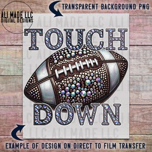 Op de afbeelding: Een bruine en witte voetbal met een glinsterend ontwerp. De woorden "TOUCH DOWN" zijn in strasssteentjes boven en onder de voetbal geschreven.