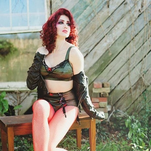 Racy Lacy Melons Wireless Bullet Bra en USO Show