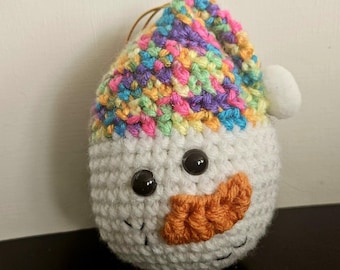 Adorno de muñeco de nieve de ganchillo