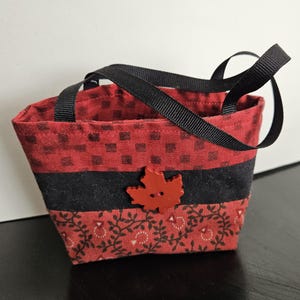 Bolsa de tela para golosinas: asas de cinta forradas y cinta con un bonito botón
