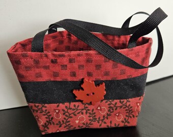 Bolsa de tela para golosinas: asas de cinta forradas y cinta con un bonito botón