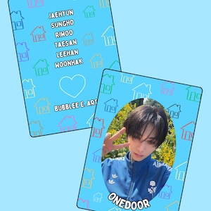 Puede incluir: Dos tarjetas coleccionables azul claro con un borde con patrón de casa. Una tarjeta presenta una foto de una persona con una chaqueta azul, con el texto "ONEDOOR". La otra tarjeta enumera nombres y el texto "BUBBLEE E. ART".