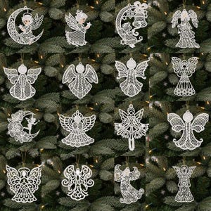 Puede incluir: Una colección de dieciséis adornos blancos, cortados con láser con intrincados diseños de ángeles y elementos celestiales. Cada pieza muestra patrones detallados de filigrana, incluyendo alas, vestidos y lunas crecientes, colgados con hilos dorados.