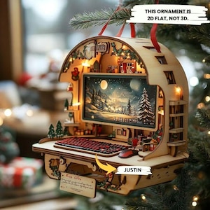 Diorama navideño de madera 2D plano para computadora, escena festiva de escritorio con luces, monitor y teclado navideño.