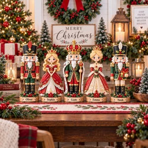 Può includere: Un set di cinque statuette natalizie decorative raffiguranti due soldati schiaccianoci, un re e due regine. Ogni figura poggia su una base in legno con i nomi Oliver, Sophia, Liam, Emma e Noah incisi sulla parte anteriore di ciascun supporto.