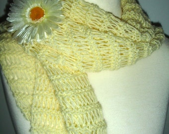 Gelbe Schal mit floral Brosche - versandbereit