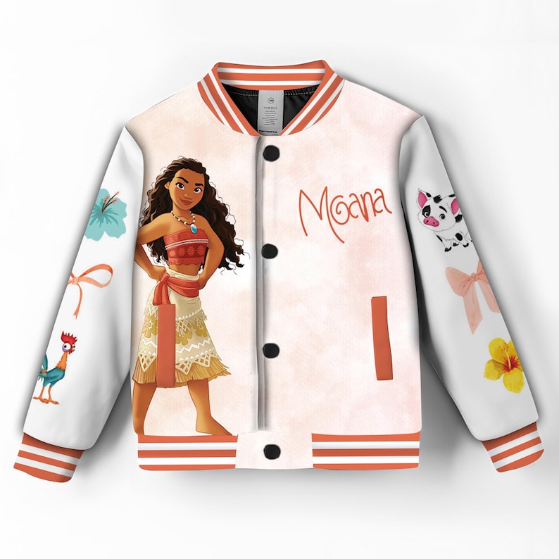 Puede incluir: Chaqueta de b&eacute;isbol blanca y naranja con una imagen de dibujos animados de Moana de la pel&iacute;cula de Disney Moana. La chaqueta tiene un cuello y pu&ntilde;os a rayas rojas y blancas. Las mangas presentan una imagen de dibujos animados de un gallo, una flor y un cerdo.