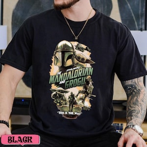 Puede incluir: Camiseta negra con un gr&aacute;fico de Star Wars que presenta "The Mandalorian and Grogu". El dise&ntilde;o incluye el casco del Mandaloriano, Grogu y la frase "This is the Way".