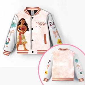 Puede incluir: Una chaqueta bomber reversible blanca y naranja con una imagen impresa de Moana de la pel&iacute;cula de Disney Moana. La chaqueta tiene un ribete de rayas rojas y blancas y presenta un cerdo, un gallo y una flor en las mangas.