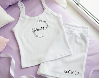 Conjunto de pijama de la Sra. con nombre personalizado bordado, inspirado en Disney, camiseta sin mangas y pantalones cortos personalizados, atuendo para despedida de soltera, regalo de compromiso, pijama de novia.