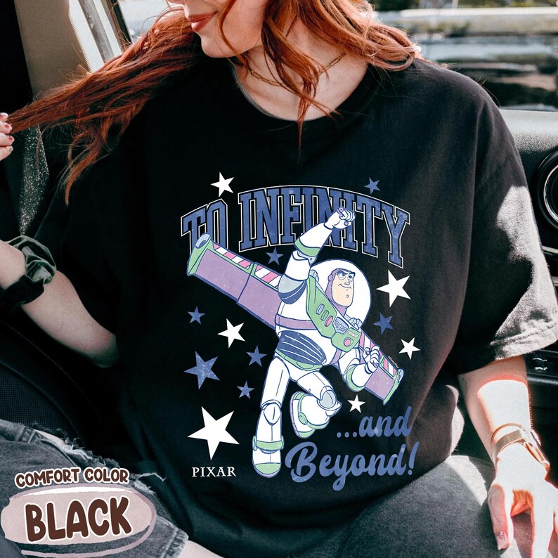 Puede incluir: Camiseta negra con Buzz Lightyear de Toy Story y el texto "TO INFINITY...AND BEYOND!". El dise&ntilde;o incluye estrellas y el logotipo de Pixar. La camiseta est&aacute; etiquetada como "COMFORT COLOR BLACK".