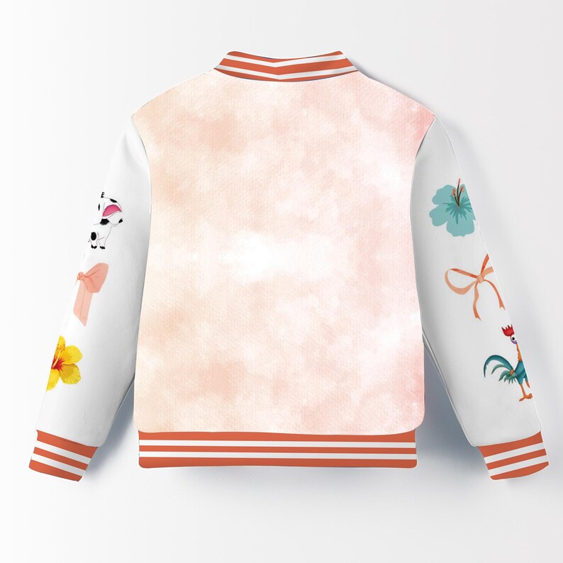 Puede incluir: Una chaqueta de b&eacute;isbol blanca y naranja con un dise&ntilde;o de acuarela rosa y blanco en la espalda. Las mangas presentan una variedad de im&aacute;genes de dibujos animados coloridos, incluyendo una vaca, un gallo, una flor y un lazo.