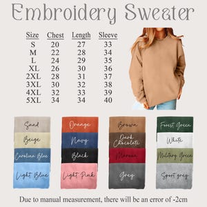 Może przedstawiać: Prezentowany jest beżowy sweter z haftem, z tabelą rozmiar&oacute;w wskazującą wymiary klatki piersiowej, długości i rękawa w centymetrach. Pr&oacute;bki kolor&oacute;w obejmują piasek, pomarańczowy, granatowy, czarny i leśną zieleń. U g&oacute;ry znajduje się napis "Embroidery Sweater".