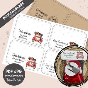 Puede incluir: Una hoja imprimible de etiquetas rectangulares con una ilustración de un coche rojo con equipaje y el texto en alemán Urlaubs-kasse y Reise-Sparstrumpf, junto a un artículo de tela roja empaquetado con una etiqueta en forma de corazón.