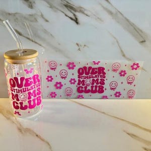 Over Stimated Moms Club 16 Unze Glas Eiskaffeetasse mit Deckel und Strohhalm, Blumen & Smiley-Gesichter, Mama, Mama Geschenk, Geschenk für Sie, lustiges Mama Geschenk