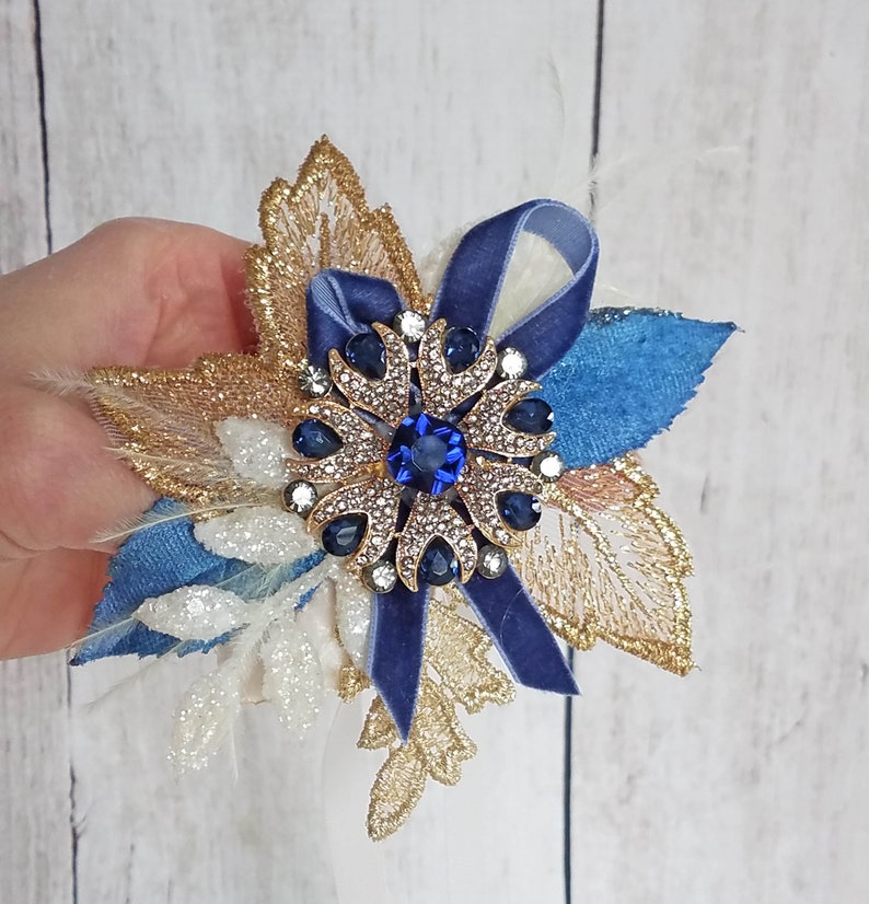 Prom Navy & Gold Wrist Corsage, Winter Dance Wrist Corsage, Blue, Wristlet, Bracelet, Mother's Wrist Corsage, with Rhinestones and Feathers afbeelding 3