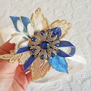 Prom Navy & Gold Wrist Corsage, Winter Dance Wrist Corsage, Blue, Wristlet, Bracelet, Mother's Wrist Corsage, with Rhinestones and Feathers afbeelding 2