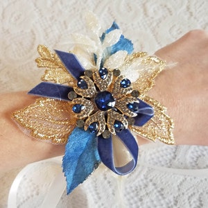Prom Navy & Gold Wrist Corsage, Winter Dance Wrist Corsage, Blue, Wristlet, Bracelet, Mother's Wrist Corsage, with Rhinestones and Feathers afbeelding 1