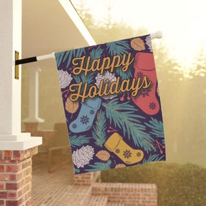 Puede incluir: Una bandera rectangular de vacaciones con las palabras "Happy Holidays" en escritura dorada. La bandera presenta un patrón de calcetines navideños, agujas de pino y hojas en tonos de rojo, azul y amarillo sobre un fondo púrpura.