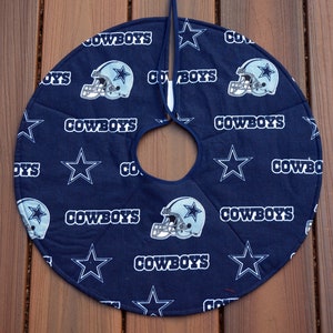 Saia de árvore de Natal Dallas Cowboys de 21", acolchoada, saia de árvore pequena inverte conforme sua escolha, bonecos de neve, luvas, pacotes - PRONTO PARA ENVIAR