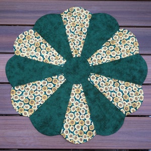 60 cm Sonnenblume und Grün Tonal Table Topper kehrt zu Winter und Weihnachten Cardinals & Holly - READY TO SHIP ~