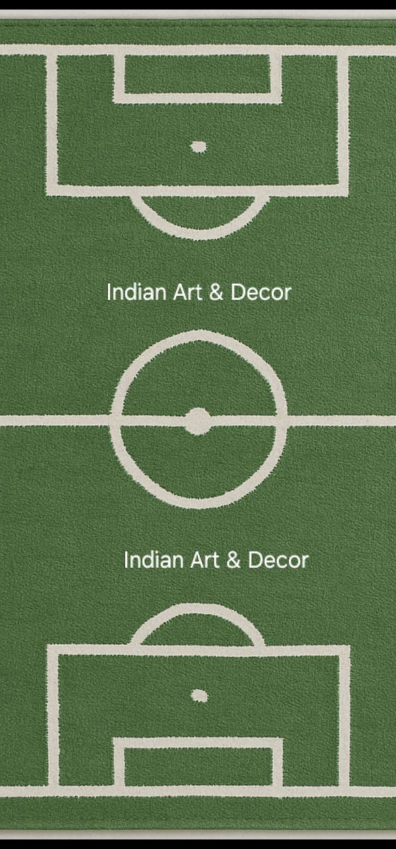 Puede incluir: Alfombra verde con dise&ntilde;o de campo de f&uacute;tbol, con l&iacute;neas y marcas blancas. El texto "Indian Art & Decor" se muestra en blanco. La alfombra tiene un aspecto texturizado.