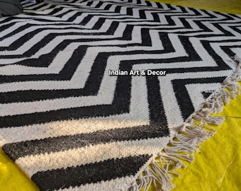 Alfombra de espiga en blanco y negro: tejido plano geométrico moderno tejido a mano.