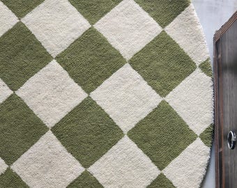 Rond geruit vloerkleed – handgetuft vloerkleed in olijfgroen en crème
