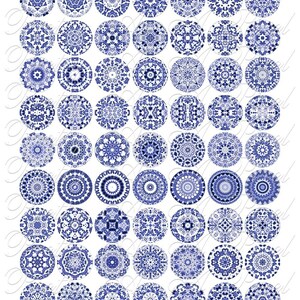Puede incluir: Un conjunto de 64 diseños de papel digital redondos azules y blancos con patrones intrincados. Los diseños son perfectos para scrapbooking, creación de tarjetas y otros proyectos de manualidades.