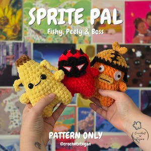 Puede incluir: Tres peluches de ganchillo etiquetados como Sprite Pal, Fishy, Peely & Boss. A la izquierda, una figura amarilla con forma de plátano, en el centro, una criatura roja con pinchos negros y ojos blancos, y a la derecha, un pez naranja con sombrero marrón.
