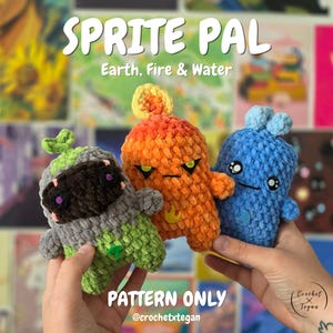 Könnte beinhalten: Drei gehäkelte Plüschtiere mit der Aufschrift Sprite Pal Earth, Fire & Water. Links ist grau und grün mit dunklem Gesicht, mittig orange mit Flammenmotiv, rechts blau mit Wassertropfen. Der Text lautet Pattern Only.