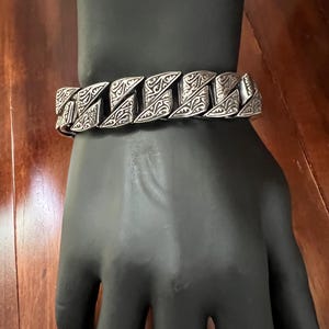 Retro stainless steel bracelets, personalized thick bracelets, finely carved pattern bracelets, gift bracelets for men and women