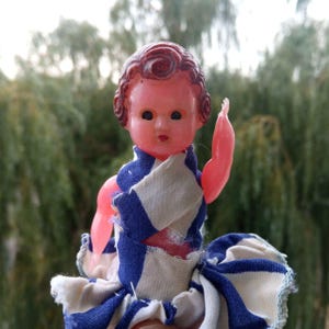 Boneca pequena vintage dos anos 1960