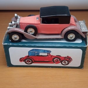 Modelo a escala detallado del clásico coche clásico IA-1932